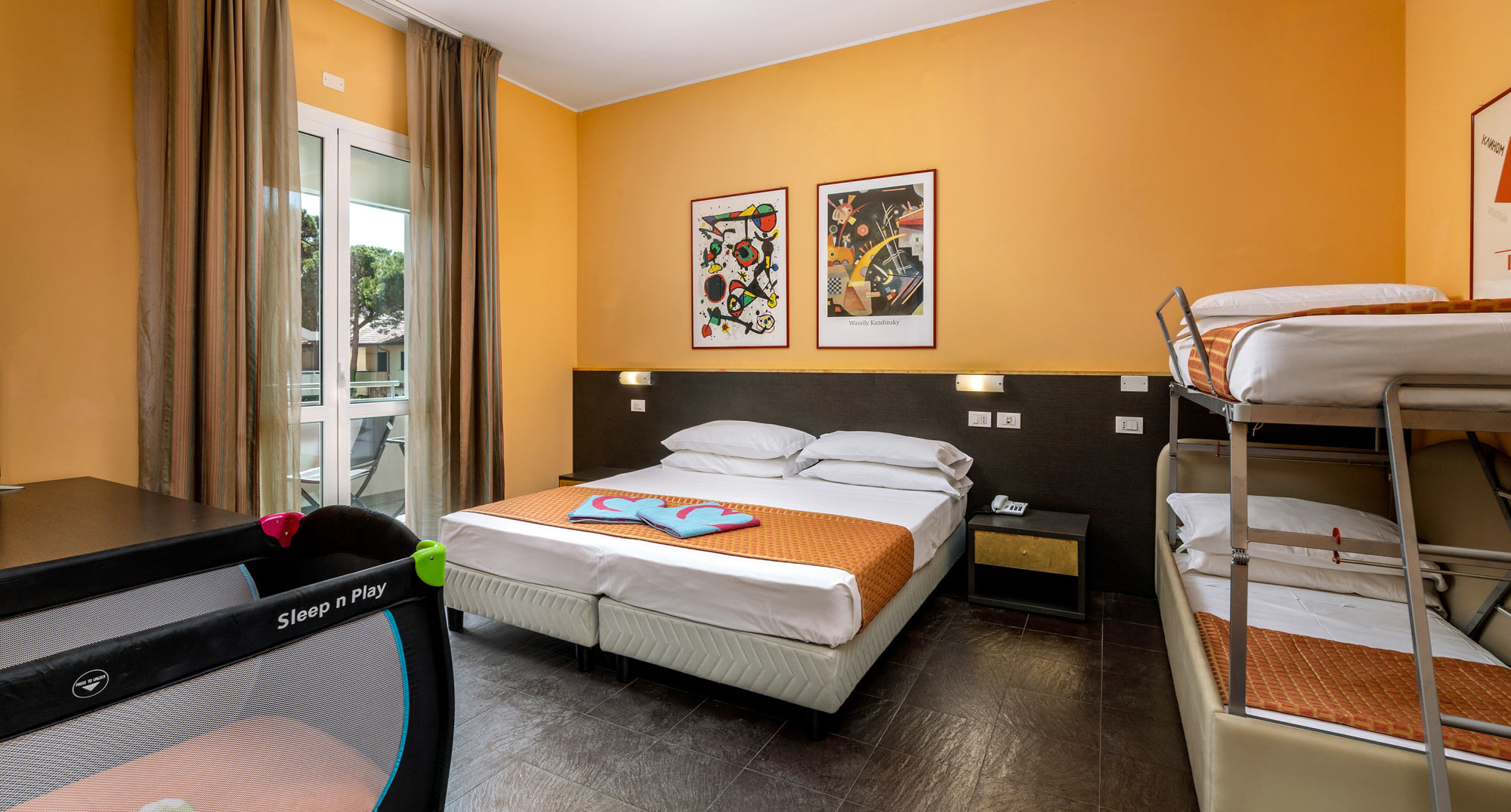 media.SlideFamily-Room1-CFH-MichelangeloMilano-Marittima