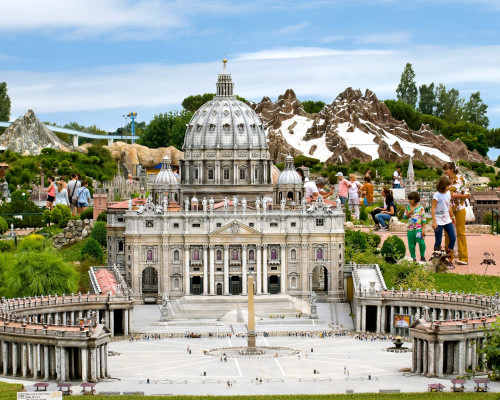 media.Piazza-San-Pietro-in-Vaticano-al-parco-tematico-Italia-in-Miniatura-ingressi-gratuiti-per-tutta-la-famiglia-in-vacanza-al-Club-Family-Hotel-Michelangelo-Milano-Marittima