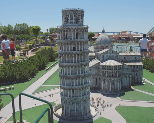 media.Torre-e-Duomo-Cattedrale-di-Pisa-al-parco-tematico-Italia-in-Miniatura-ingressi-gratuiti-per-tutta-la-famiglia-in-vacanza-al-Club-Family-Hotel-Michelangelo-Milano-Marittima